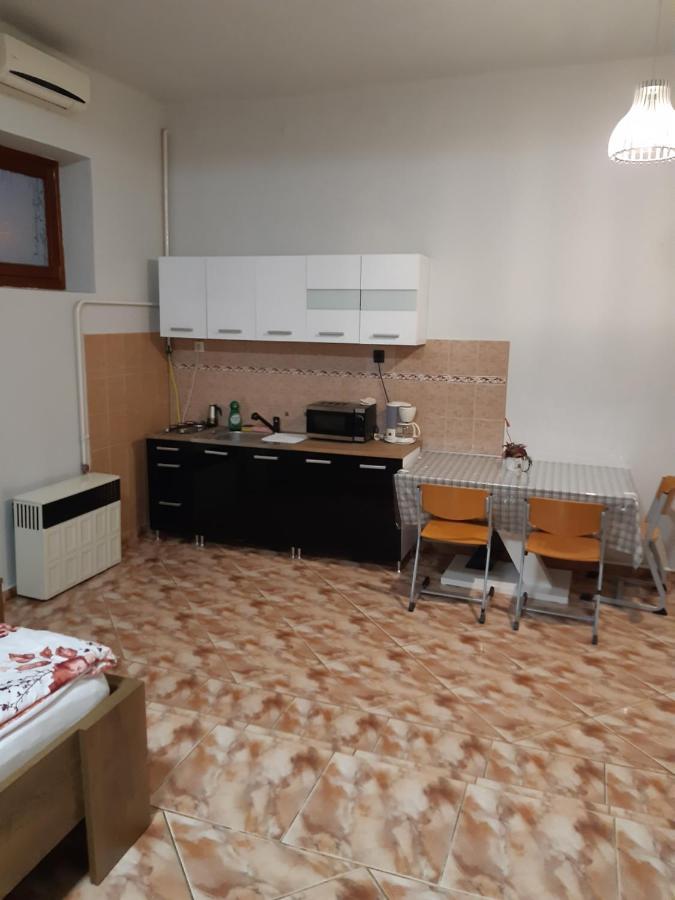 Ferienwohnung Helga Apartman Makó Exterior foto